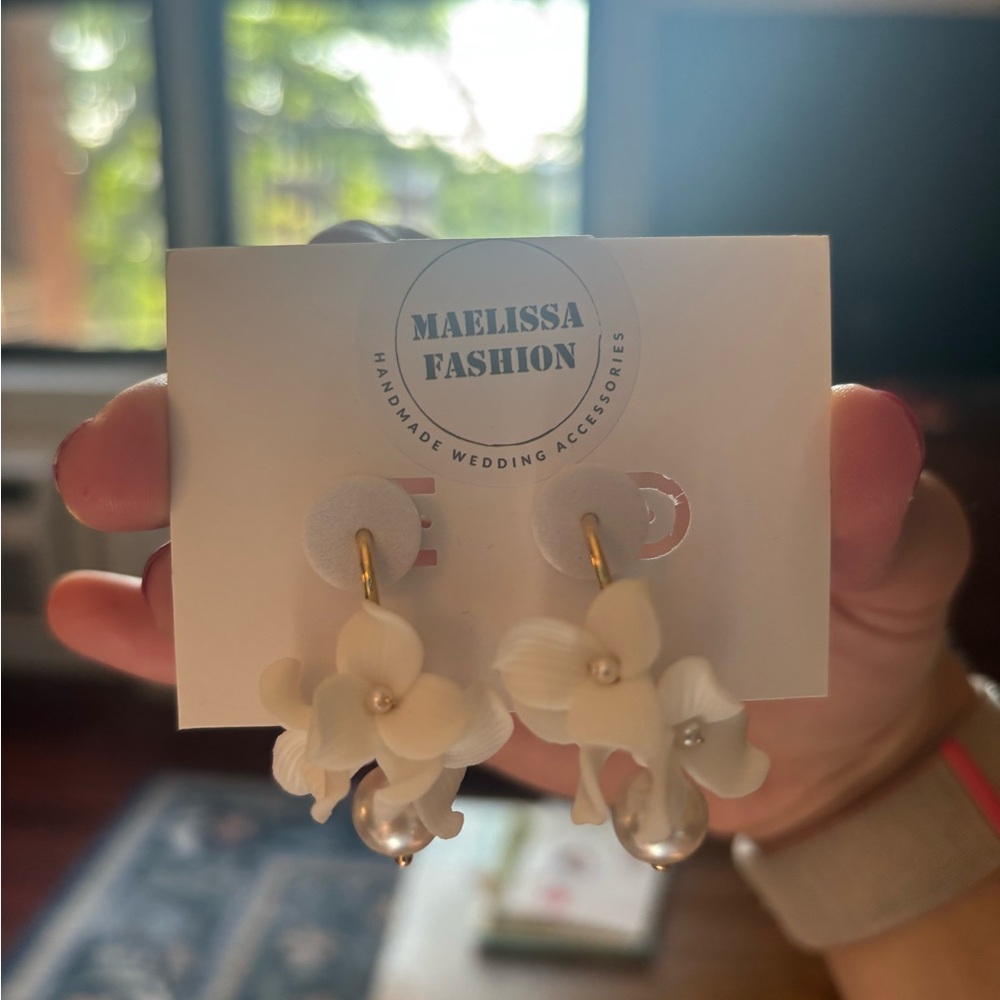 Maelissa Fashion White Floral Earrings